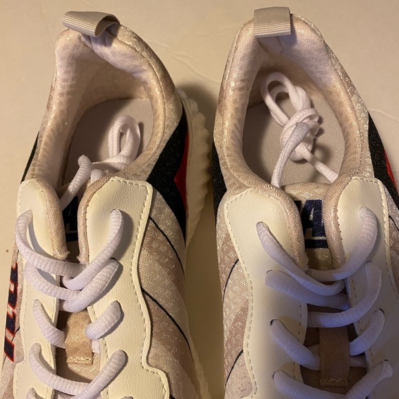 NFL NY GIANTS SIZE 8 WOMAN SNEAKERS BNIB NEVER WORN.SHOW OFF YOUR TEAM SPIRIT - Picture 3 of 12